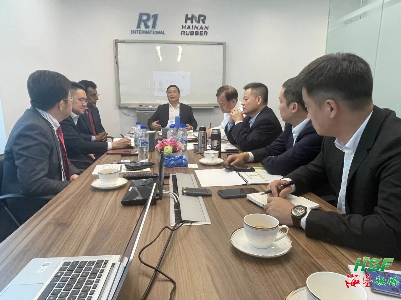包洪文一行與R1公司座談交流。